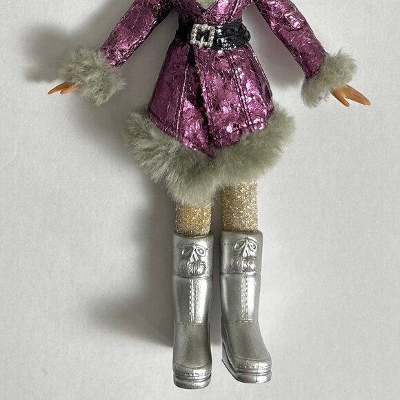 Bratz Wintertime Collection Yasmin Doll Original Outfit & Shoes - Picture 5 of 11